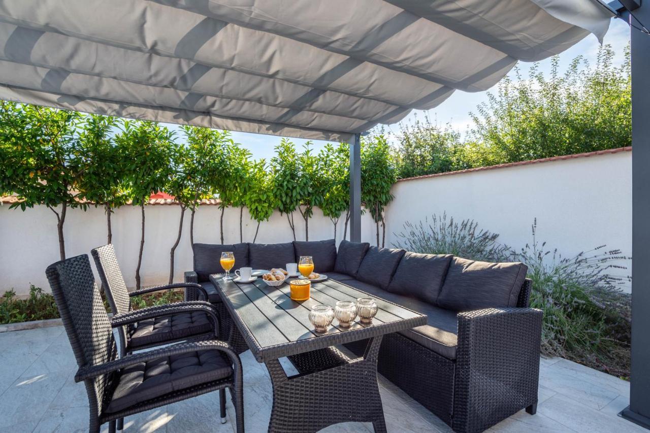 Vacation Villa Matic With 7 Bedrooms Sinj Eksteriør billede
