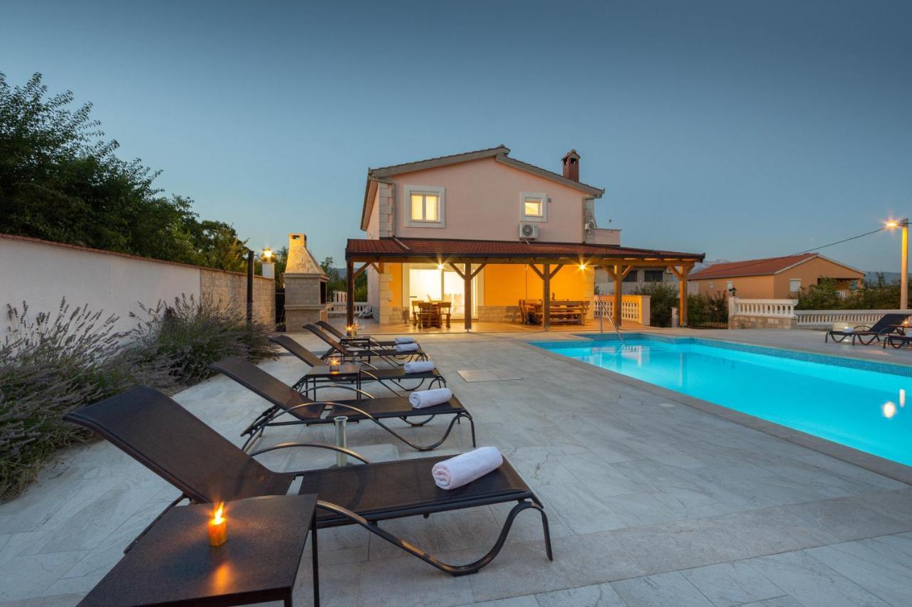 Vacation Villa Matic With 7 Bedrooms Sinj Eksteriør billede