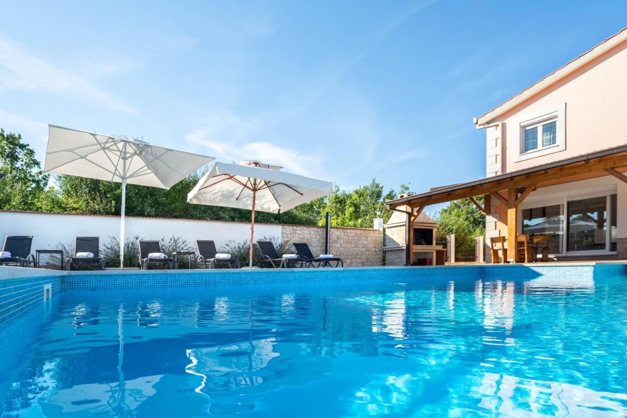 Vacation Villa Matic With 7 Bedrooms Sinj Eksteriør billede