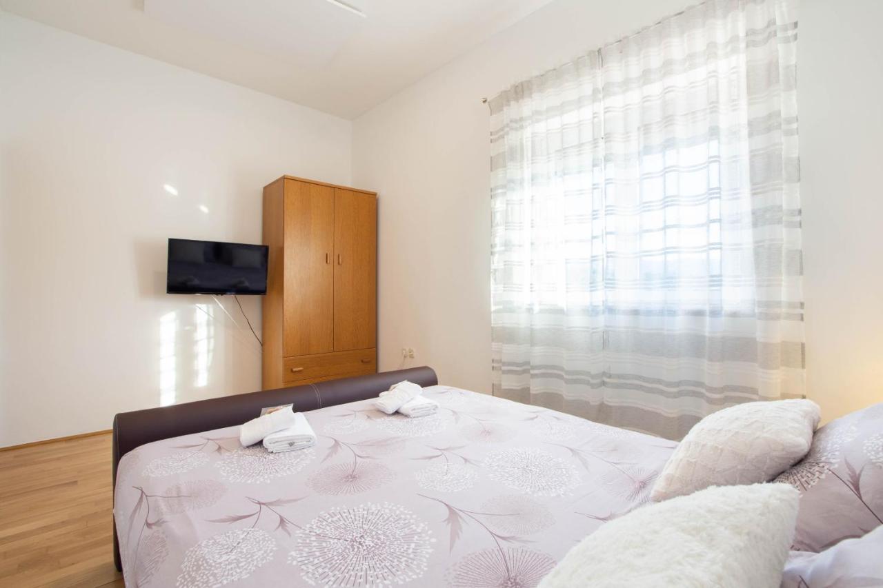 Vacation Villa Matic With 7 Bedrooms Sinj Eksteriør billede