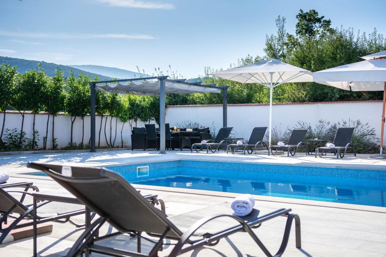 Vacation Villa Matic With 7 Bedrooms Sinj Eksteriør billede