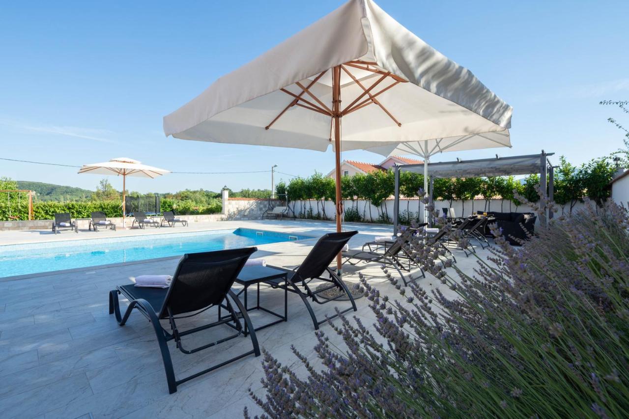 Vacation Villa Matic With 7 Bedrooms Sinj Eksteriør billede