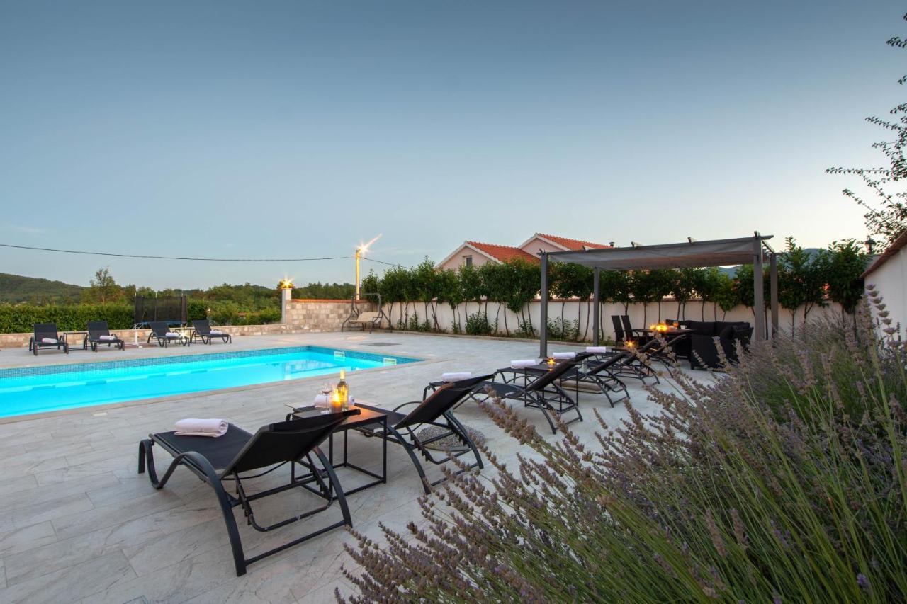 Vacation Villa Matic With 7 Bedrooms Sinj Eksteriør billede