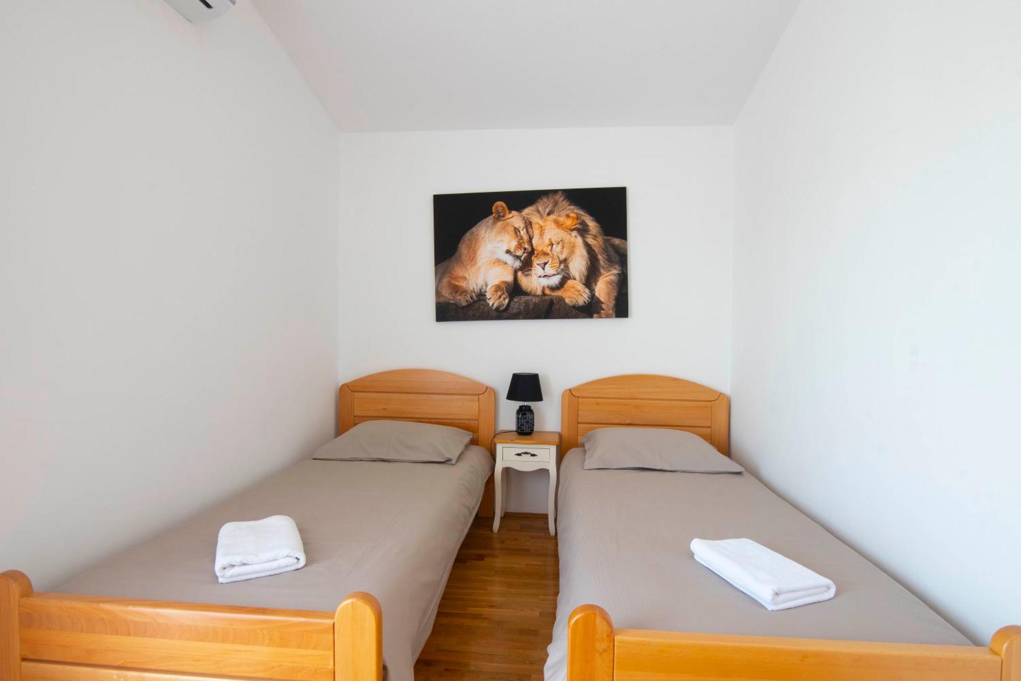 Vacation Villa Matic With 7 Bedrooms Sinj Eksteriør billede