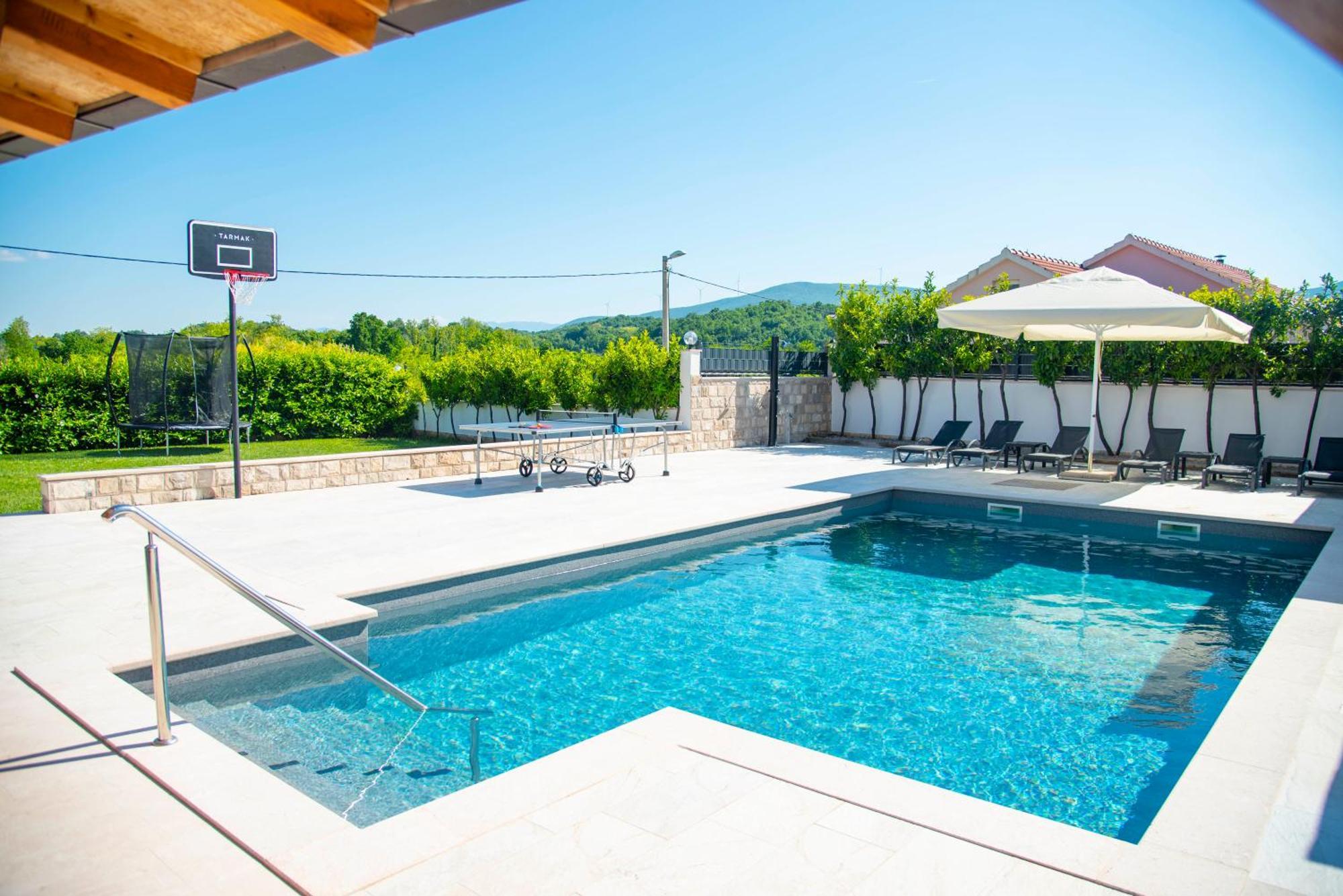 Vacation Villa Matic With 7 Bedrooms Sinj Eksteriør billede
