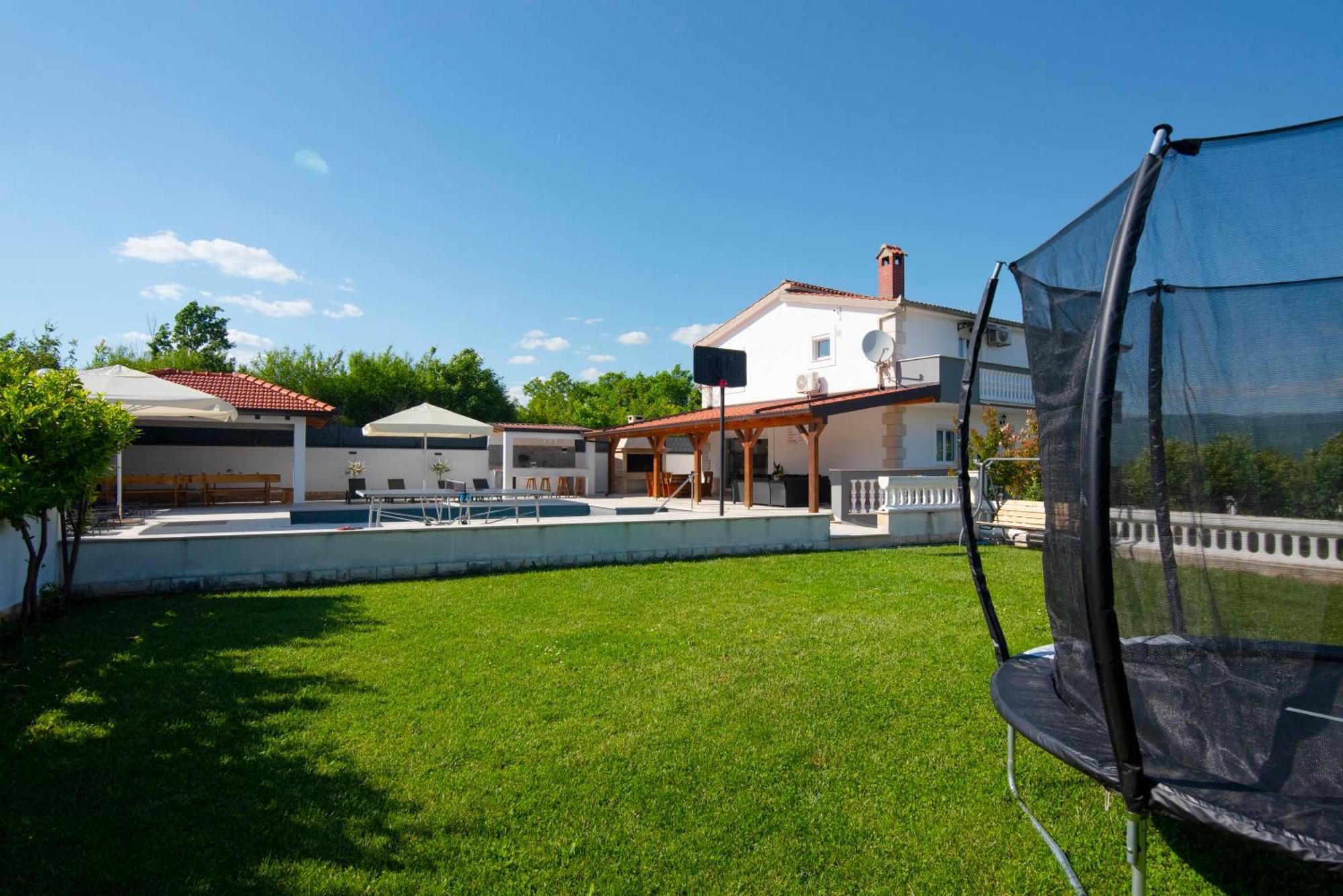 Vacation Villa Matic With 7 Bedrooms Sinj Eksteriør billede