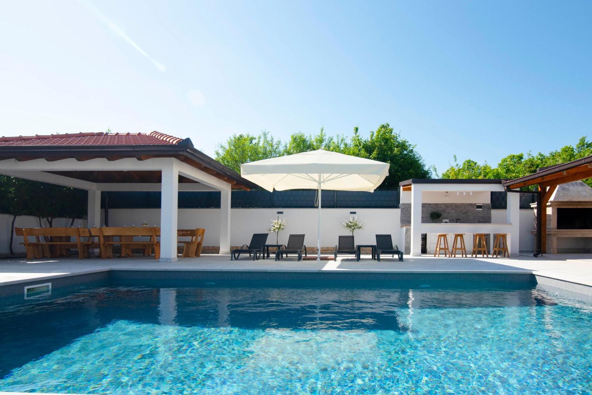 Vacation Villa Matic With 7 Bedrooms Sinj Eksteriør billede