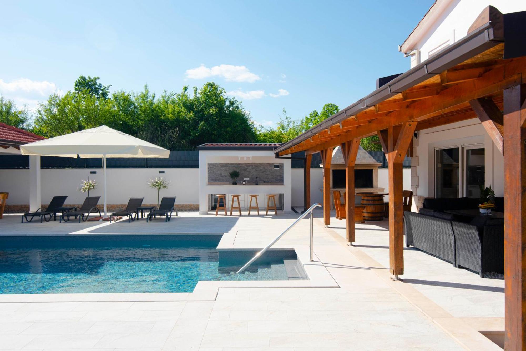 Vacation Villa Matic With 7 Bedrooms Sinj Eksteriør billede