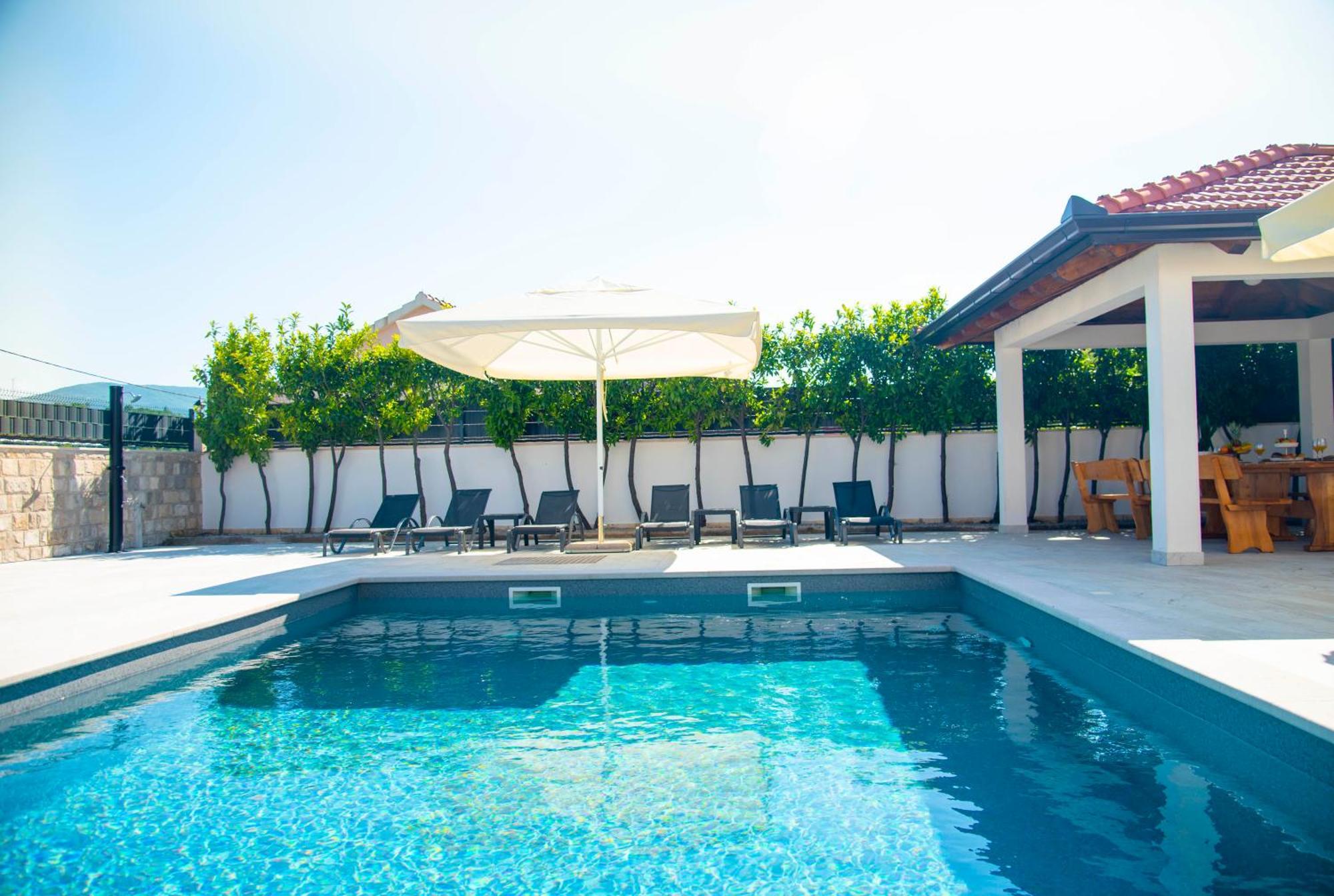 Vacation Villa Matic With 7 Bedrooms Sinj Eksteriør billede