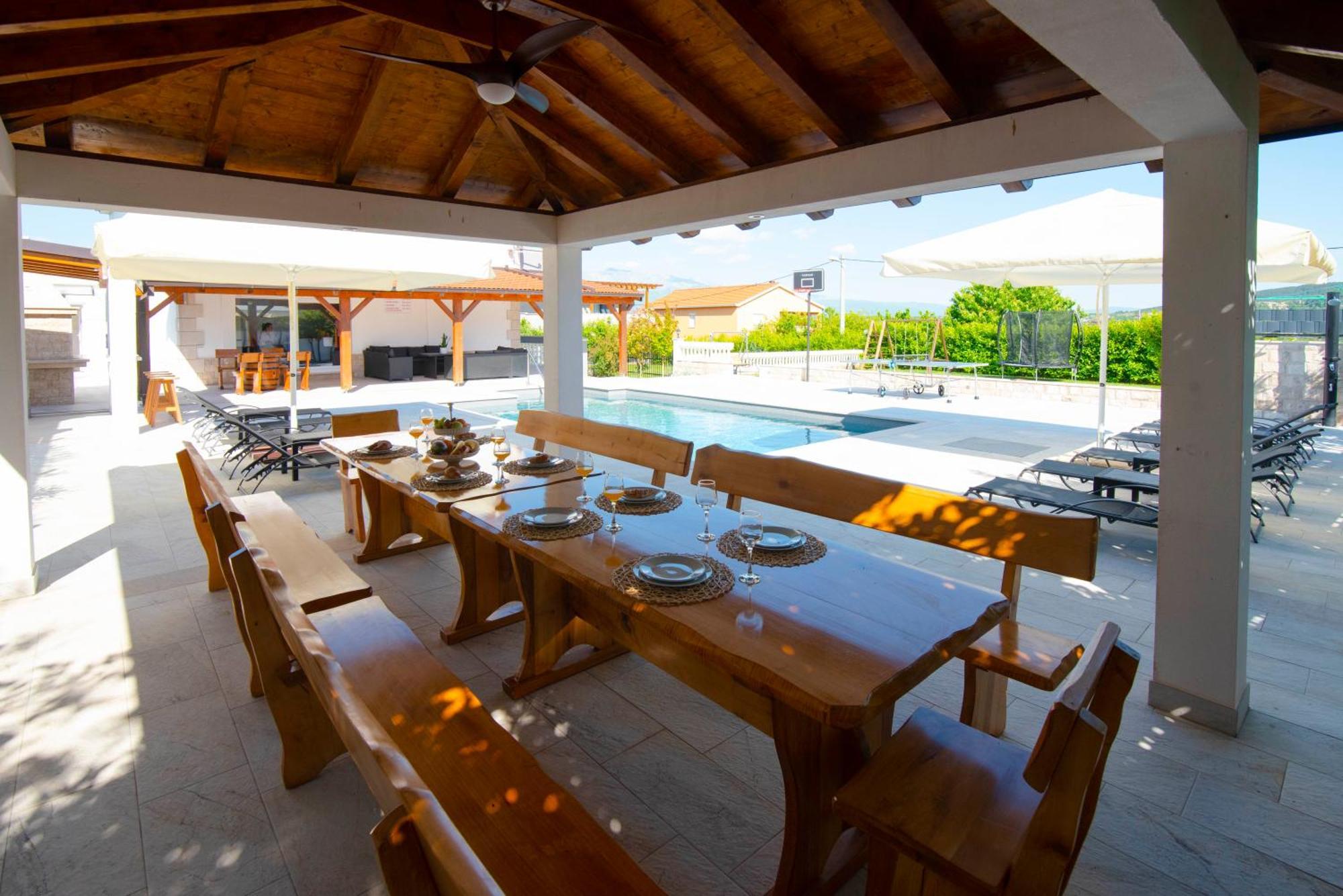 Vacation Villa Matic With 7 Bedrooms Sinj Eksteriør billede
