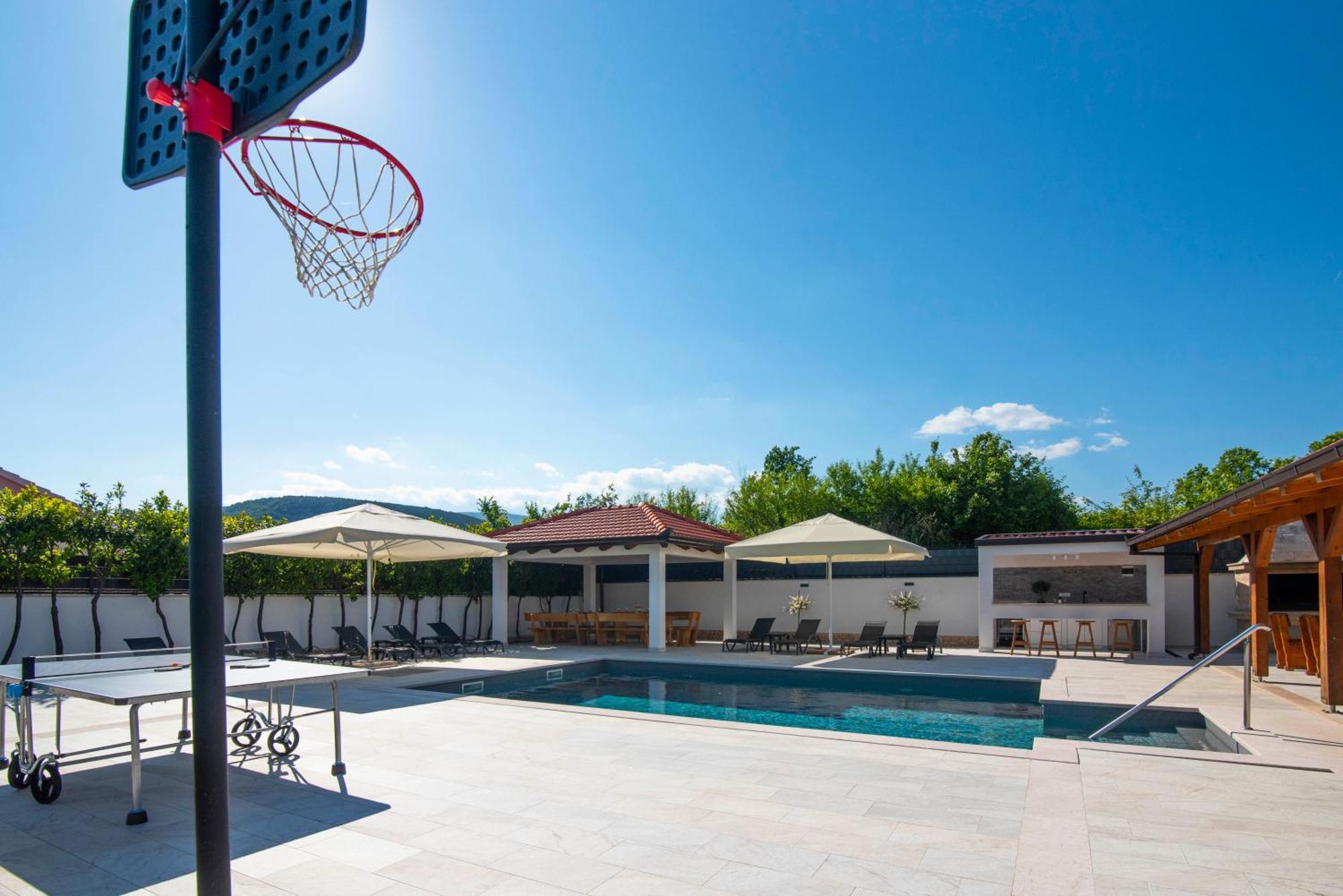 Vacation Villa Matic With 7 Bedrooms Sinj Eksteriør billede