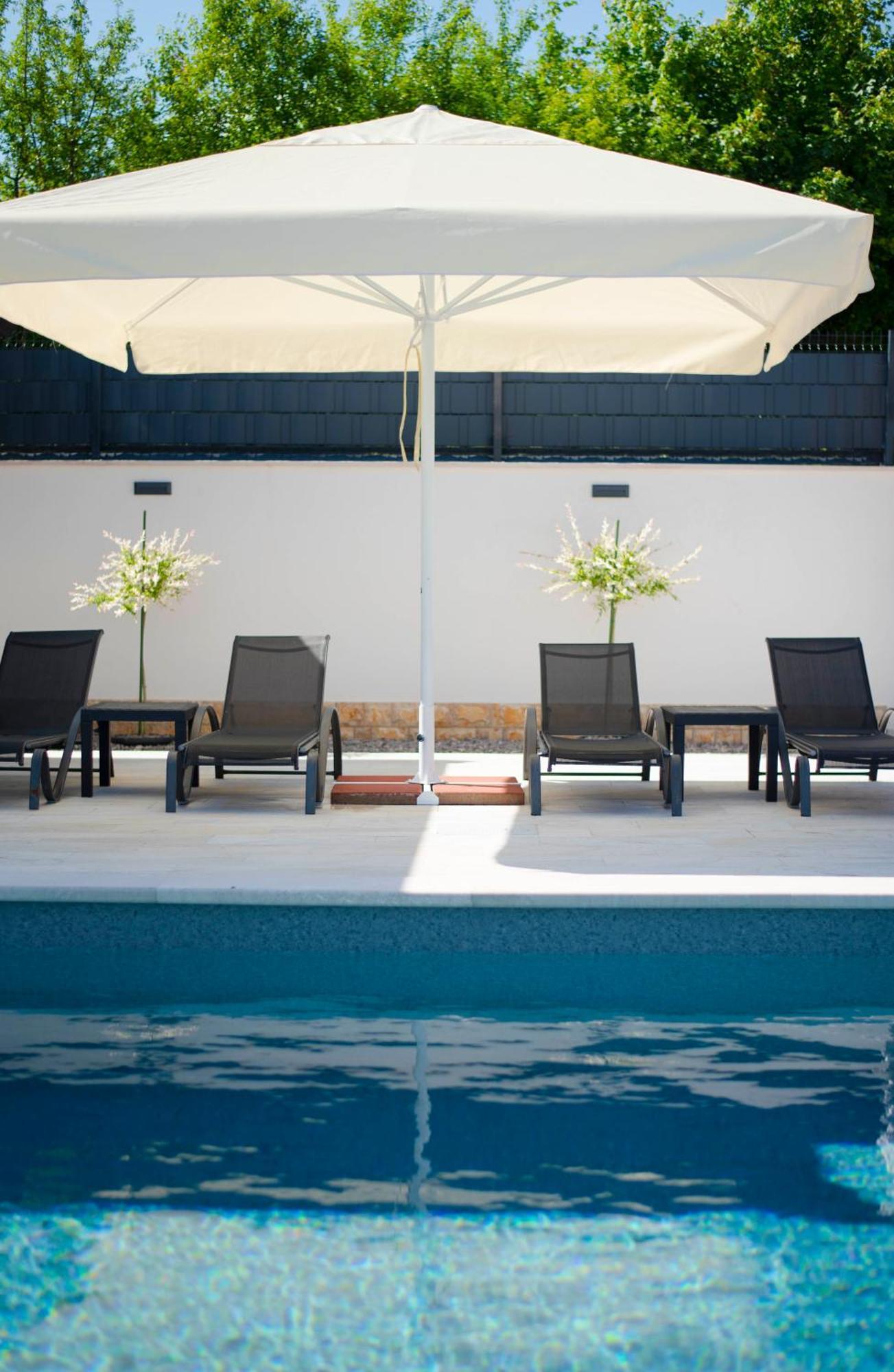 Vacation Villa Matic With 7 Bedrooms Sinj Eksteriør billede