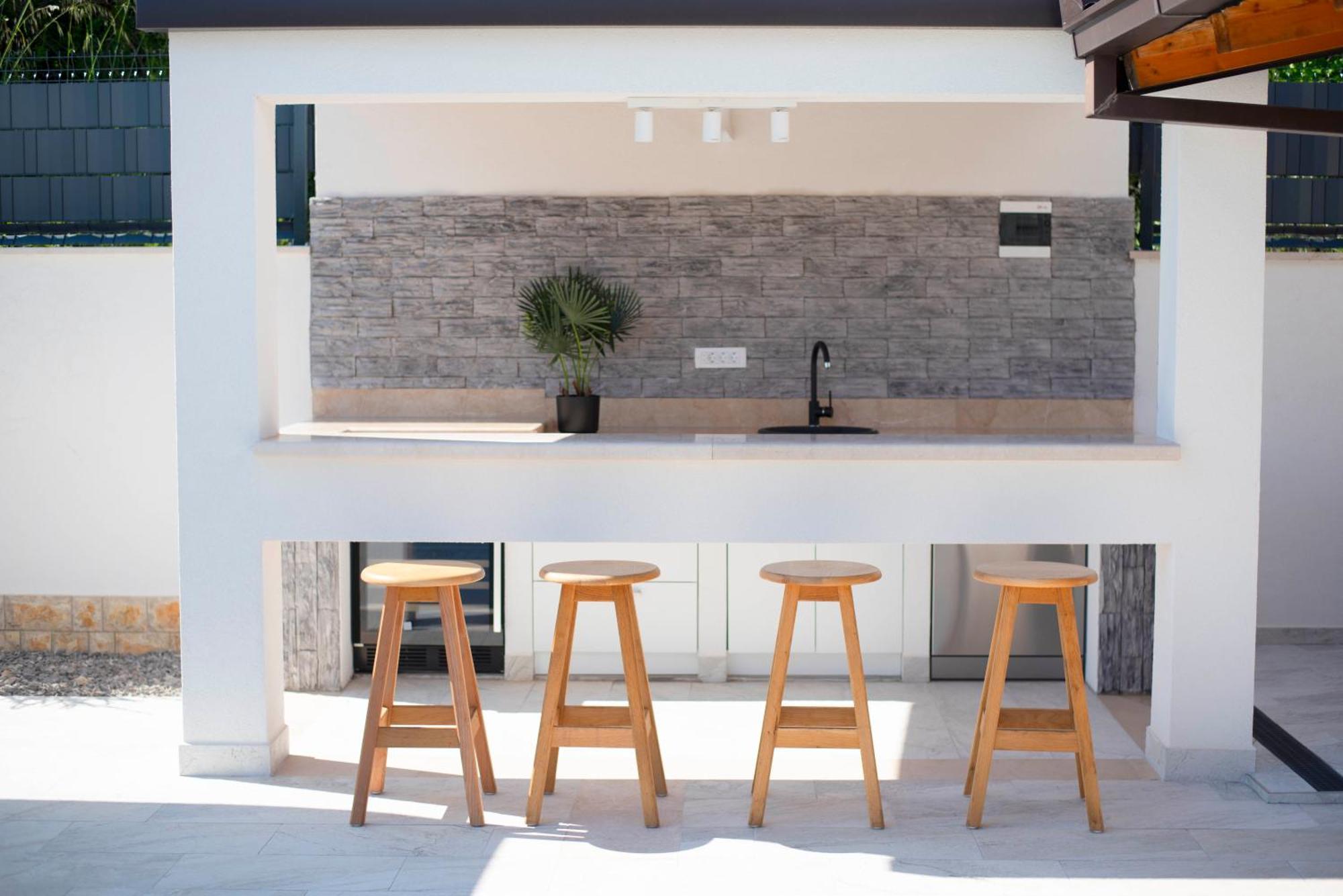 Vacation Villa Matic With 7 Bedrooms Sinj Eksteriør billede